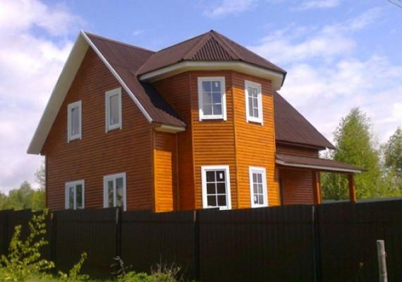 Projektet e shtëpive me një dritare gjiri: ide fotografish për shtëpi njëkatëshe dhe dykatëshe Shtëpi e kuqe me një dritare gjiri dhe një parvaz